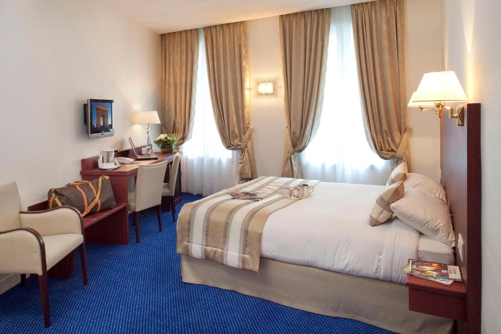 Двухместный (Улучшенный номер с кроватью размера «queen-size») отеля Atlantic Hotel, Париж