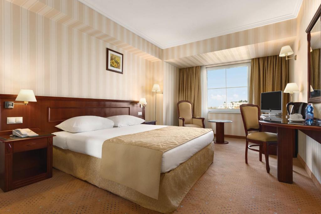 Двухместный (Номер Делюкс с кроватью размера «queen-size» - Для некурящих) отеля Ramada Hotel & Suites Bucharest North, Бухарест