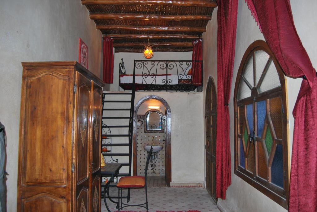Трехместный (Трехместный номер «Марьяна») отеля Caverne d'Ali Baba, Эс-Сувейра