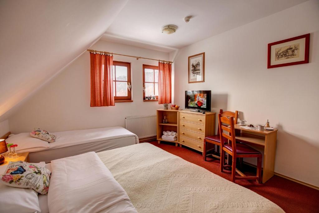 Двухместный (Двухместный номер с 1 кроватью или 2 отдельными кроватями и диваном-кроватью (для 3 взрослых)) отеля Hotel Koliba Greta, Липтовски-Микулаш