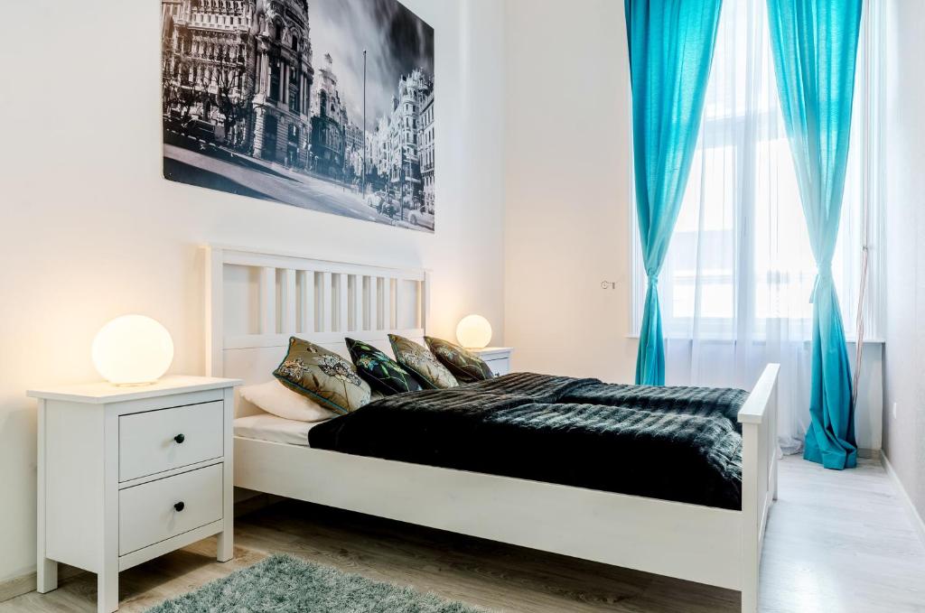 Апартаменты (Улучшенные дизайнерские апартаменты с 3 спальнями — 6-й округ — 1061 Paulay Ede) апартамента Central Stylish Apartments, Будапешт