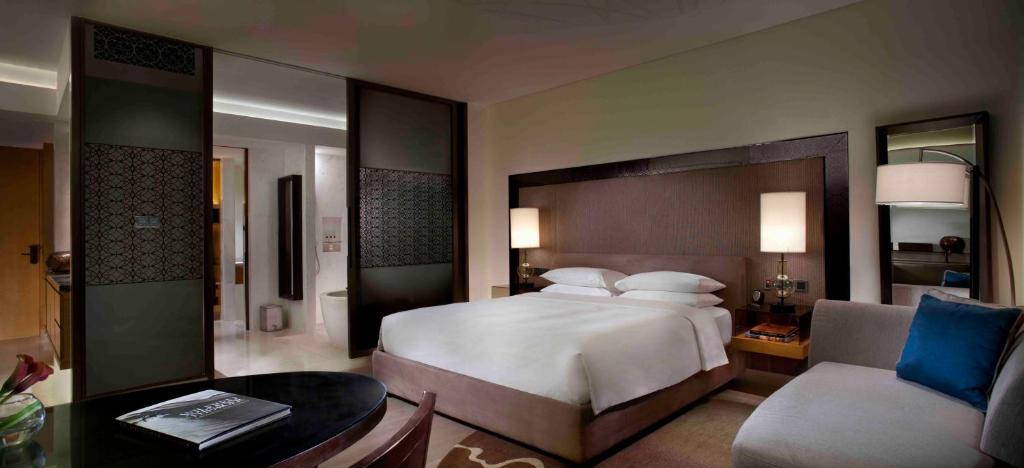 Трехместный (Номер Park с кроватью размера «king-size») курортного отеля Park Hyatt Abu Dhabi Hotel and Villas, Абу-Даби