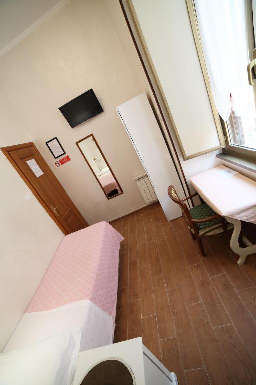 Одноместный (Одноместный номер с основными удобствами и общей ванной комнатой) отеля Hotel Giugiù, Рим