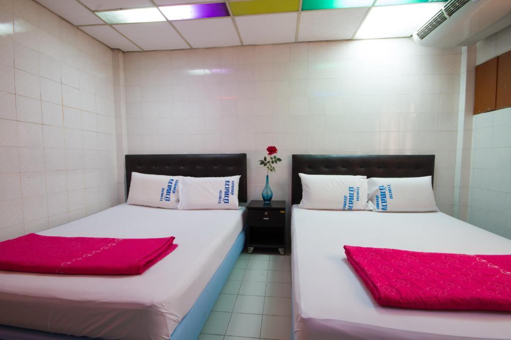 Четырехместный (Улучшенный номер с 2 кроватями размера «queen-size») отеля Bualuang, Ангтхонг