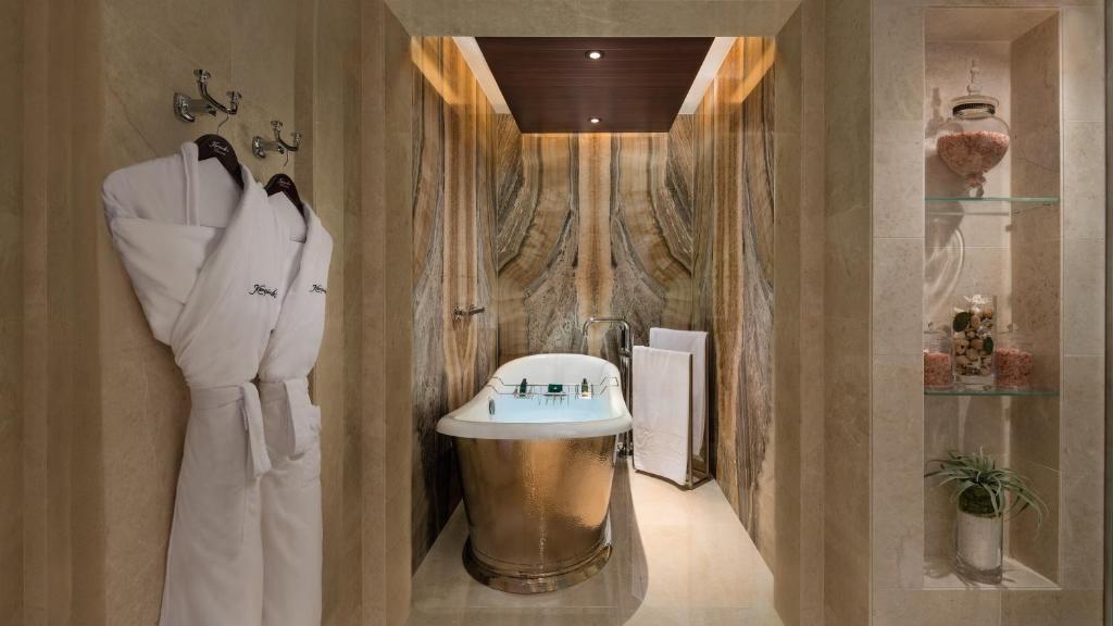 Номер (Лыжное шале «Аспен» с 2 спальнями - Доступ в парк Ski Dubai для 2 человек) отеля Kempinski Hotel Mall of the Emirates, Дубай
