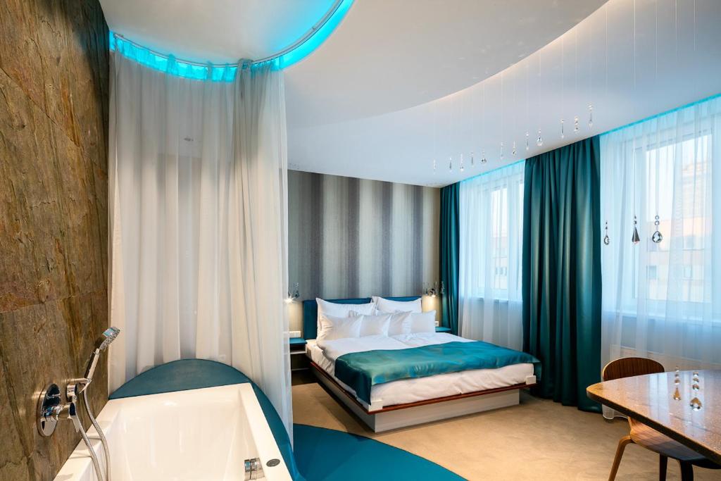 Двухместный (Двухместный номер Imperial Premium Design с 1 двуспальной или 2 отдельными кроватями, гидромассажной ванной и балконом) отеля Pytloun Grand Hotel Imperial, Либерец