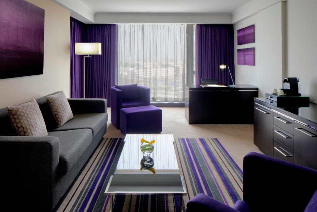 Сьюит (Представительский люкс с кроватью размера «king-size») отеля Pullman Dubai Creek City Centre, Дубай