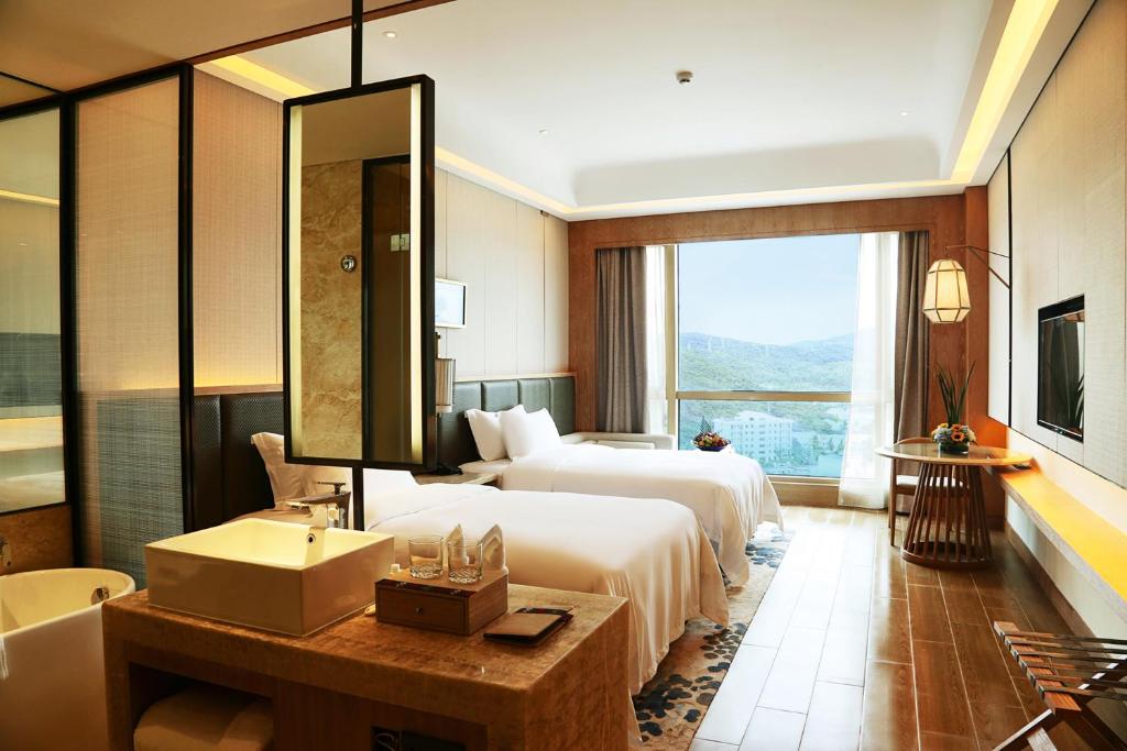 Двухместный (Представительский двухместный номер с 1 кроватью или 2 отдельными кроватями, вид на горы и море) отеля Harman Resort Hotel Sanya, Санья