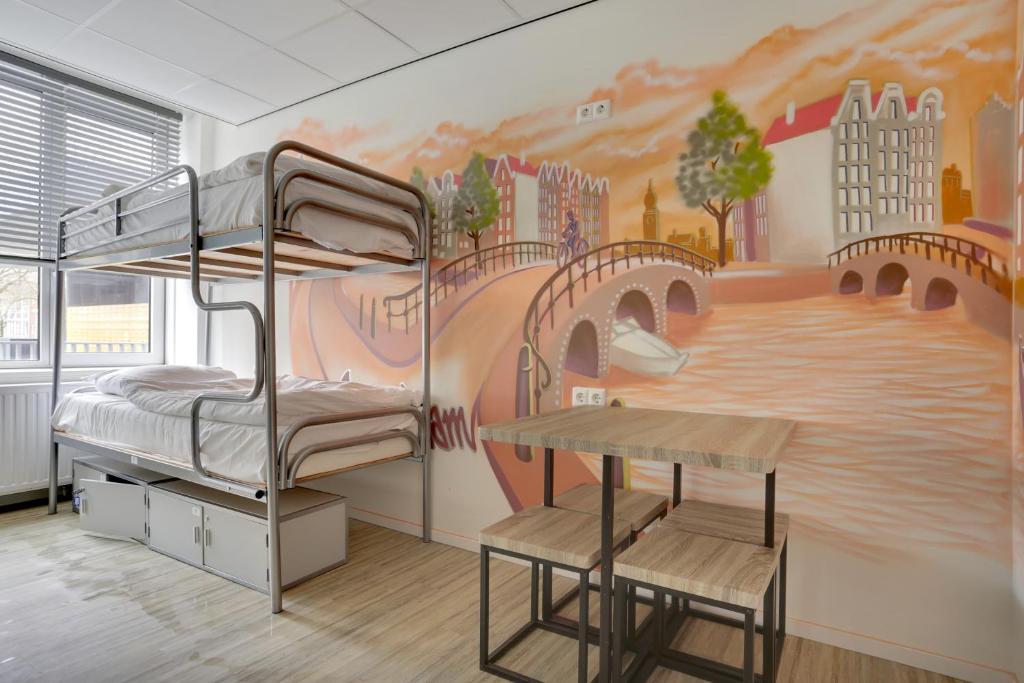 Двухместный (Двухместный номер с 2 отдельными кроватями и общей ванной комнатой) хостела Dutchies Hostel, Амстердам