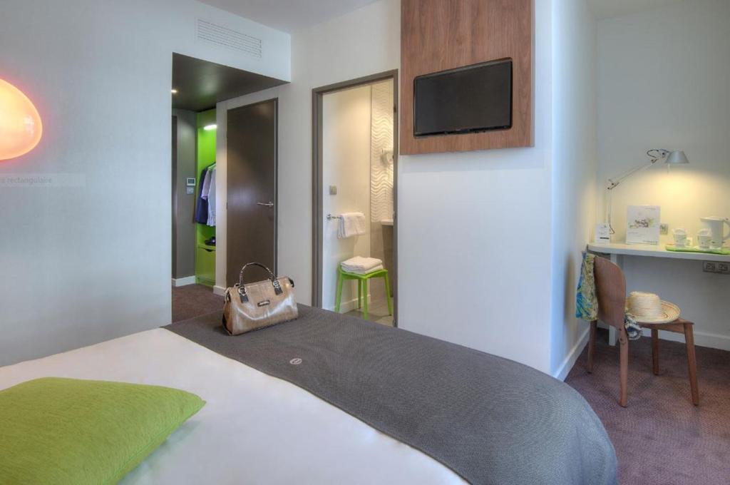 Семейный (Два соседних двухместных номера с 1 двуспальной кроватью в каждом (не соединены дверью)) отеля Campanile Annecy Centre - Gare, Анси