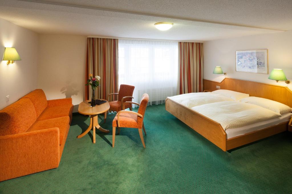 Двухместный (Улучшенный двухместный номер с 1 кроватью и видом на гору Маттерхорн) отеля Hotel Cheminee, Церматт