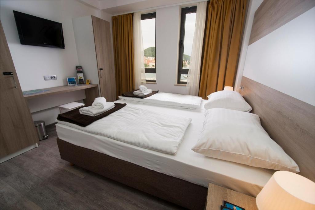 Двухместный (Двухместный номер с 1 кроватью или 2 отдельными кроватями и видом на море) хостела Hostel Sol, Дубровник
