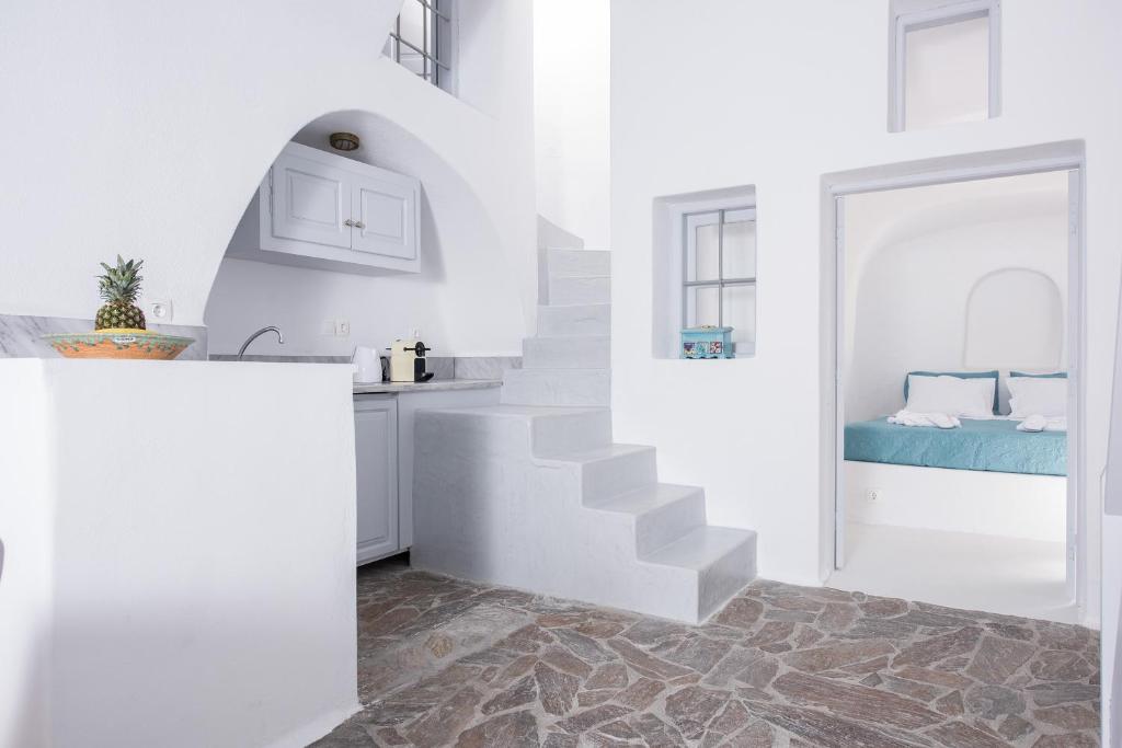 Сьюит (Традиционный люкс с 2 спальнями и мансардой) апарт-отеля Aeifos, Оя