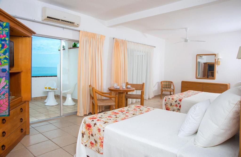 Двухместный (Двухместный номер Делюкс с 2 отдельными кроватями и видом на море) отеля Tropicana Hotel Puerto Vallarta, Пуэрто-Вальярта