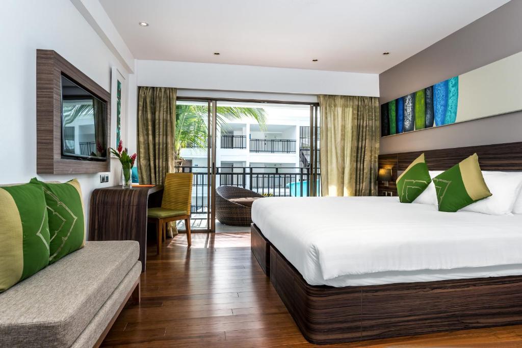 Двухместный (Улучшенный номер с кроватью размера «king-size»), Novotel Phuket Karon Beach Resort And Spa