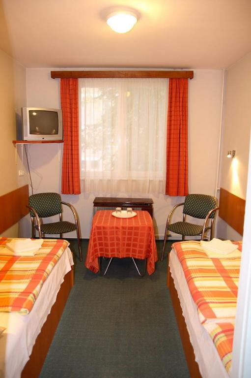 Трехместный (Двухместный номер с двуспальной кроватью и дополнительной кроватью) отеля Hotel Touring, Надьканижа