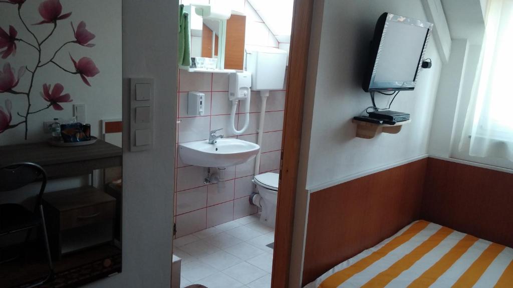 Одноместный (Одноместный номер с собственной ванной комнатой) гостевого дома Rooms DU-NA, Загреб