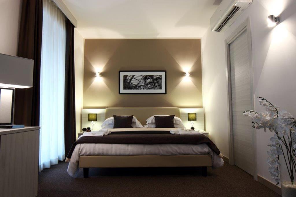 Двухместный (Улучшенный двухместный номер с 1 кроватью или 2 отдельными кроватями и балконом) отеля Stelle Hotel The Businest, Неаполь