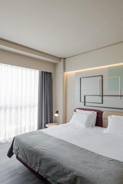 Двухместный (Двухместный номер с 1 кроватью или 2 отдельными кроватями, вид на город) отеля Axis Ofir Beach Resort Hotel, Эшпозенди
