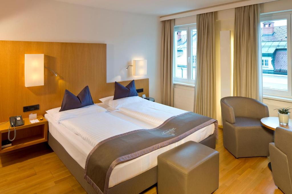 Двухместный (Двухместный номер с 1 кроватью или 2 отдельными кроватями и кондиционером) отеля Hotel Maximilian - Stadthaus Penz, Инсбрук