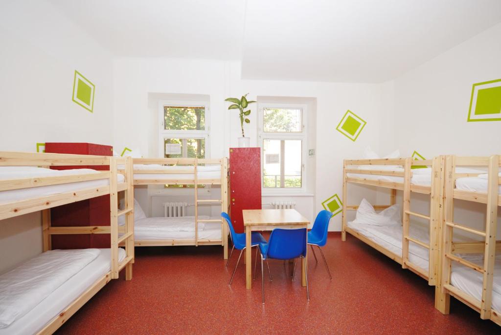 Четырехместный (Четырехместный номер эконом-класса с собственной ванной комнатой) хостела Westend City Hostel, Вена