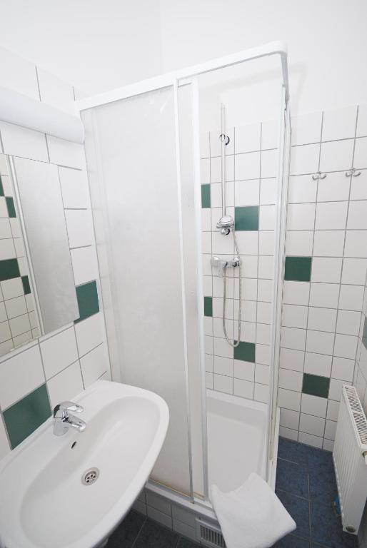 Двухместный (Двухместный номер с 1 кроватью и собственной ванной комнатой) хостела Westend City Hostel, Вена