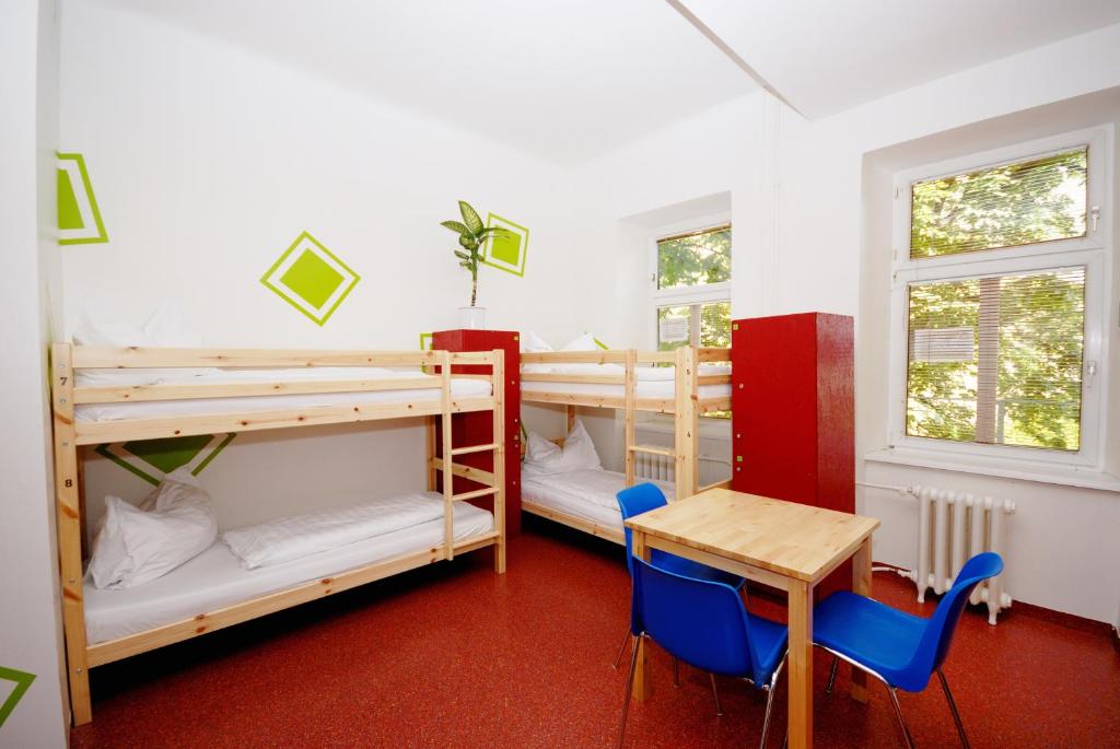 Номер (Односпальная кровать в 8-местном общем номере) хостела Westend City Hostel, Вена