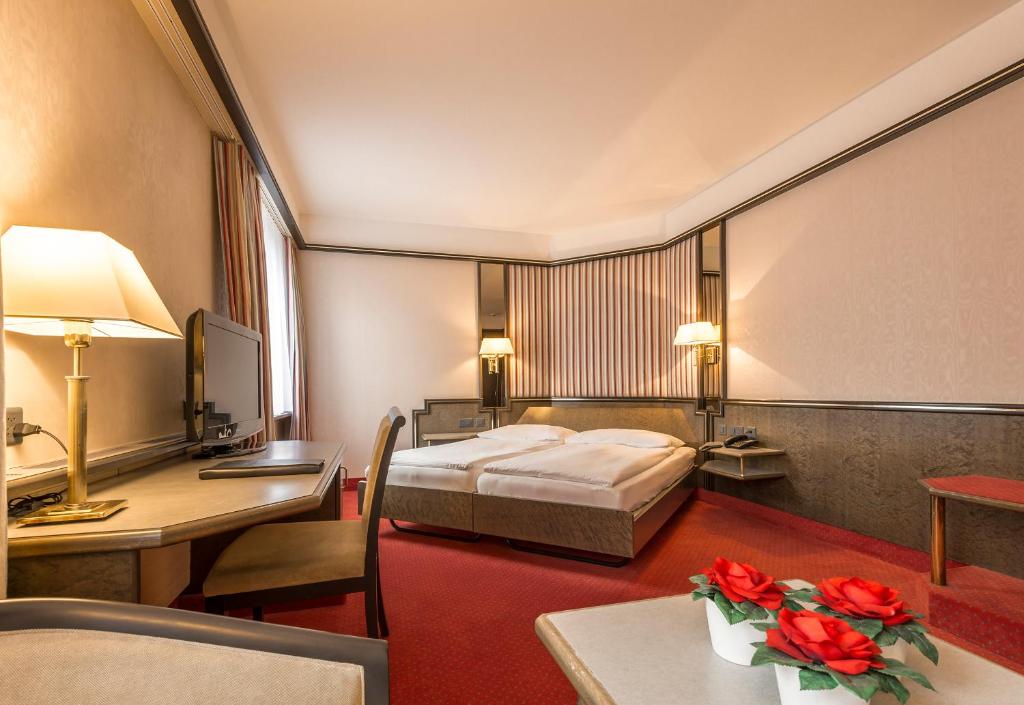 Двухместный (Улучшенный двухместный номер с 1 кроватью) отеля Hotel Monopol Luzern, Люцерн