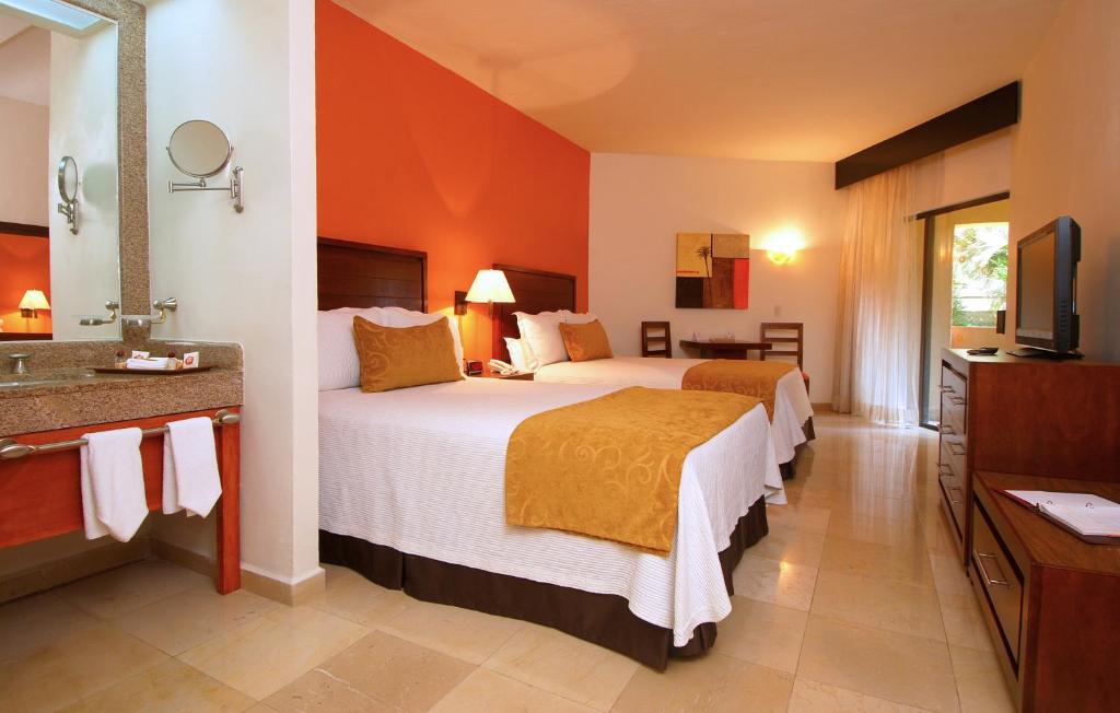 Двухместный (Двухместный номер Делюкс с 1 кроватью) курортного отеля Canto del Sol Plaza Vallarta Beach & Tennis Resort - Все включено, Пуэрто-Вальярта