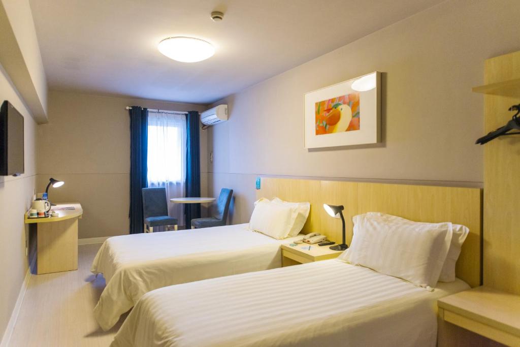 Двухместный (Стандартный двухместный номер с 2 отдельными кроватями) отеля Jinjiang Inn - Weihai Haibin South Road, Вэйхай