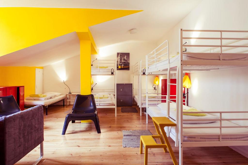 Номер (Односпальная кровать в общем номере с 10 кроватями) хостела Lisbon Chillout Hostel, Лиссабон