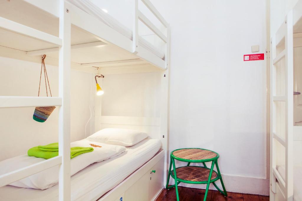 Номер (Односпальная кровать в общем номере с 6 кроватями), Lisbon Chillout Hostel