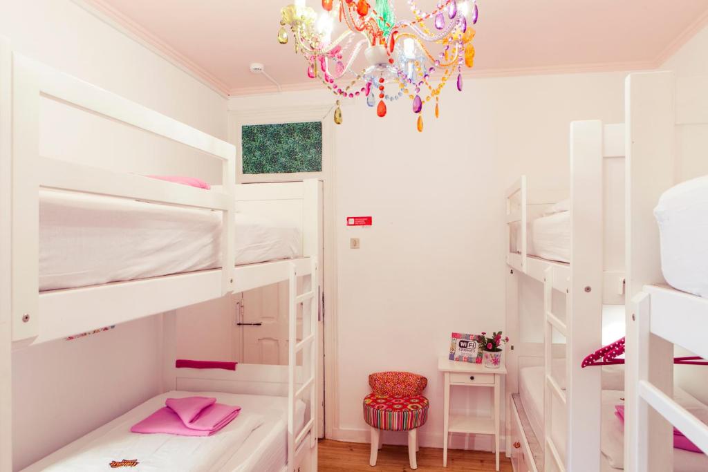 Номер (Односпальная кровать в 6-местном общем женском номере) хостела Lisbon Chillout Hostel, Лиссабон