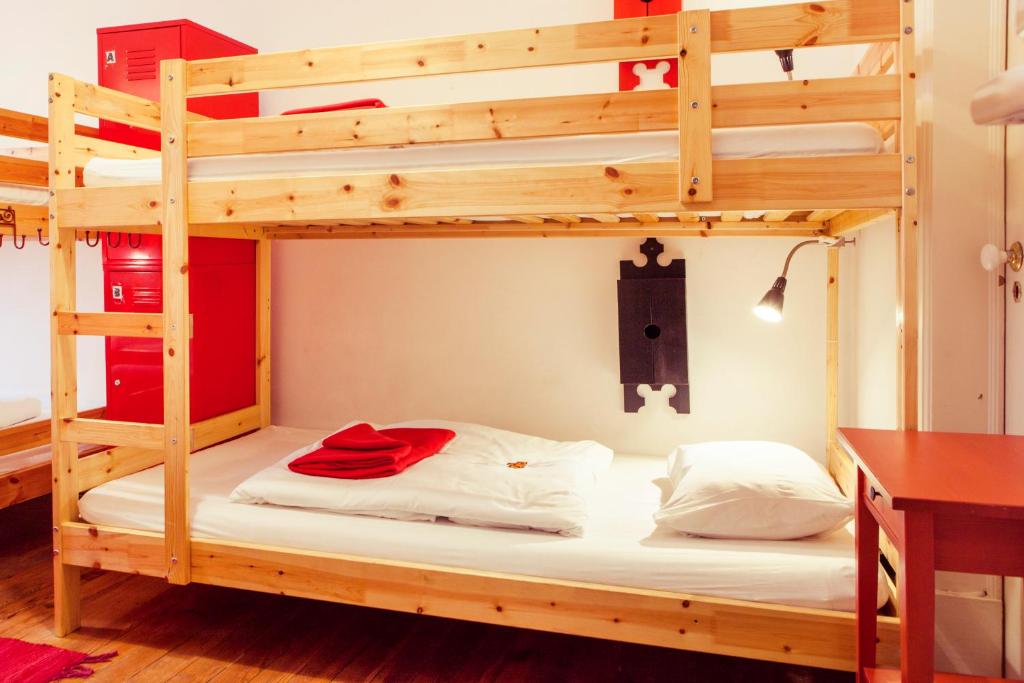 Номер (Односпальная кровать в пятиместном общем номере) хостела Lisbon Chillout Hostel, Лиссабон