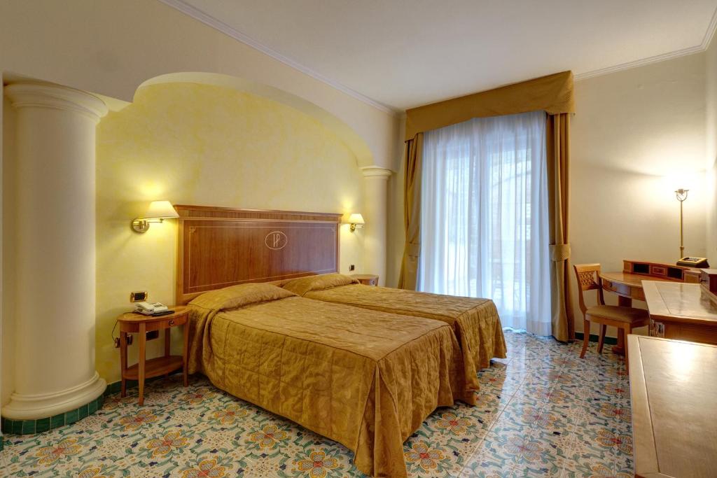 Двухместный (Двухместный номер с 1 или 2 отдельными кроватями, вид на внутреннюю территорию) отеля Grand Hotel President, Сорренто