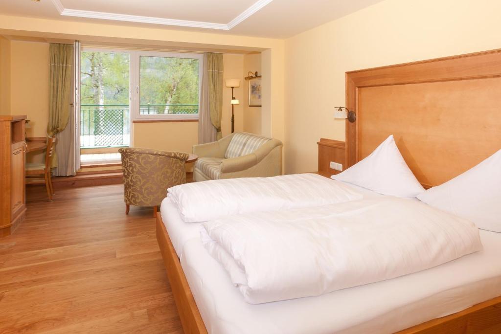 Двухместный (Улучшенный двухместный номер с 1 кроватью и видом на озеро) отеля Romantik Hotel Seevilla, Альтаусзее