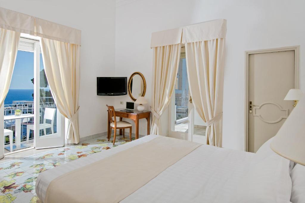 Двухместный (Двухместный номер с 1 кроватью или 2 отдельными кроватями и балконом, вид на море) отеля Hotel Syrene, Капри