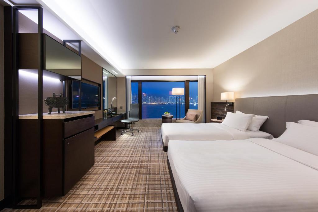 Двухместный (Двухместный номер Делюкс с кроватью размера «king-size» или 2 отдельными кроватями и видом на гавань) отеля New World Millennium Hong Kong Hotel, Гонконг (город)