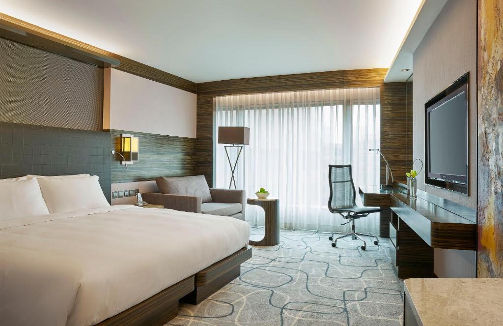 Двухместный (Номер с кроватью размера «king-size» или 2 отдельными кроватями и доступом в представительский лаундж, вид на город) отеля New World Millennium Hong Kong Hotel, Гонконг (город)