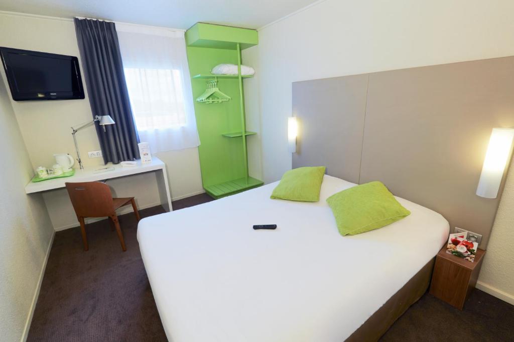 Двухместный (Трехместный номер Next Generation с 1 двуспальной кроватью и 1 детской кроватью) отеля Campanile Paris Ouest - Nanterre - La Défense, Париж