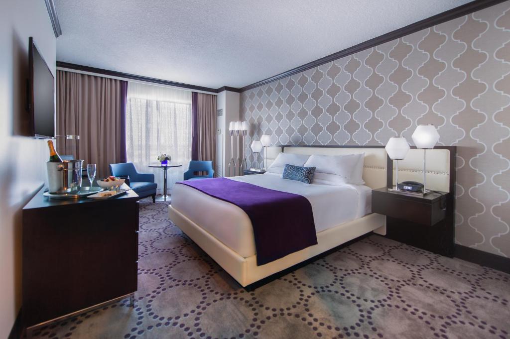 Двухместный (Номер Делюкс с кроватью размера «king-size») курортного отеля Harrah's Gulf Coast Hotel & Casino, Билокси