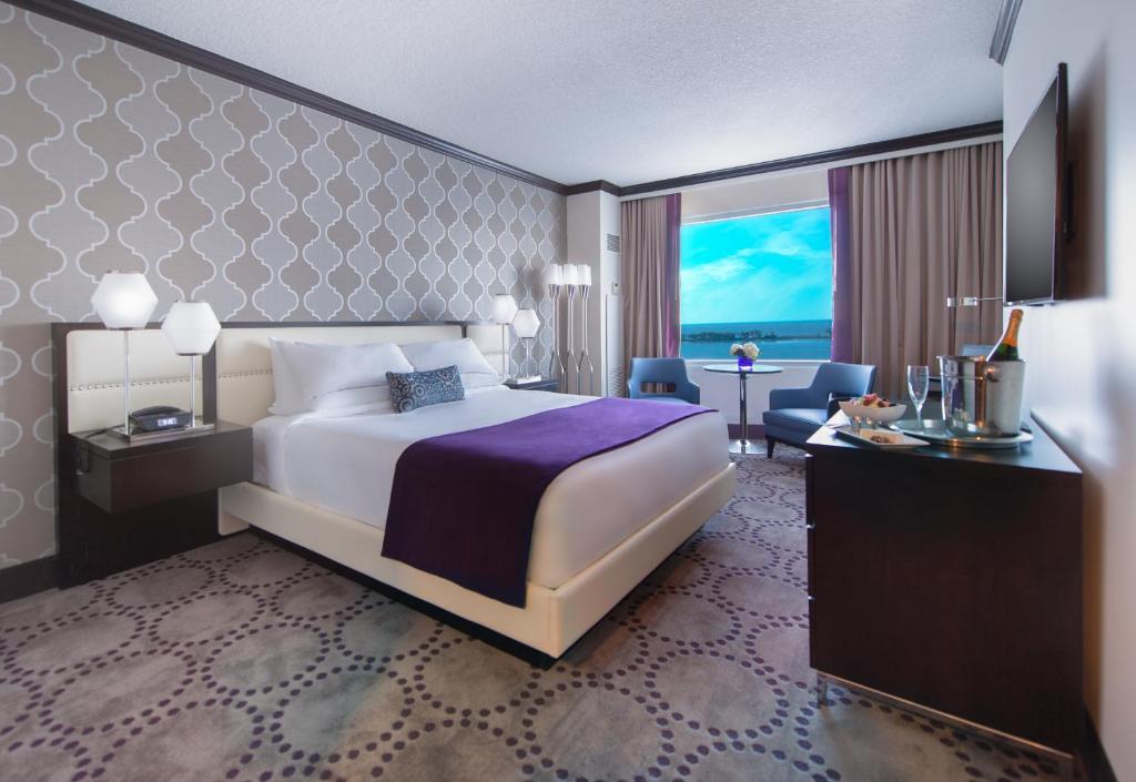 Двухместный (Номер Делюкс с кроватью размера «king-size») курортного отеля Harrah's Gulf Coast Hotel & Casino, Билокси