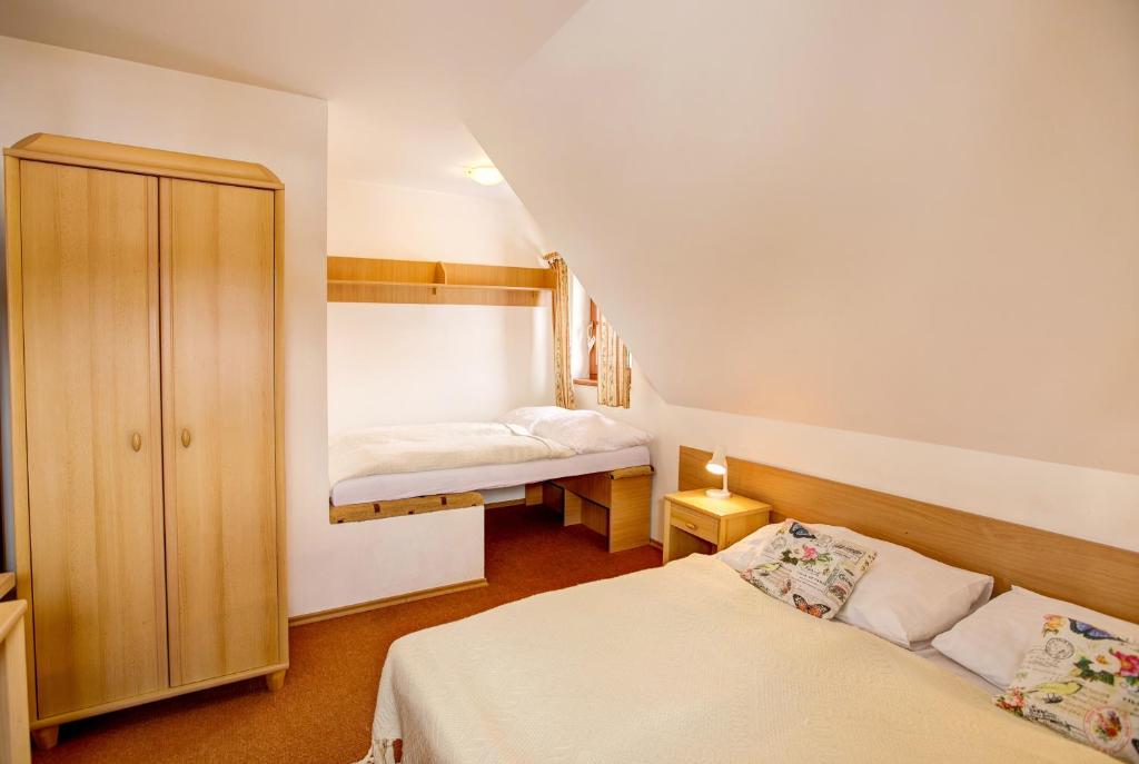 Номер (Двухместный номер с 1 кроватью или 2 отдельными кроватями, а также дополнительной кроватью в шале) отеля Hotel Koliba Greta, Липтовски-Микулаш