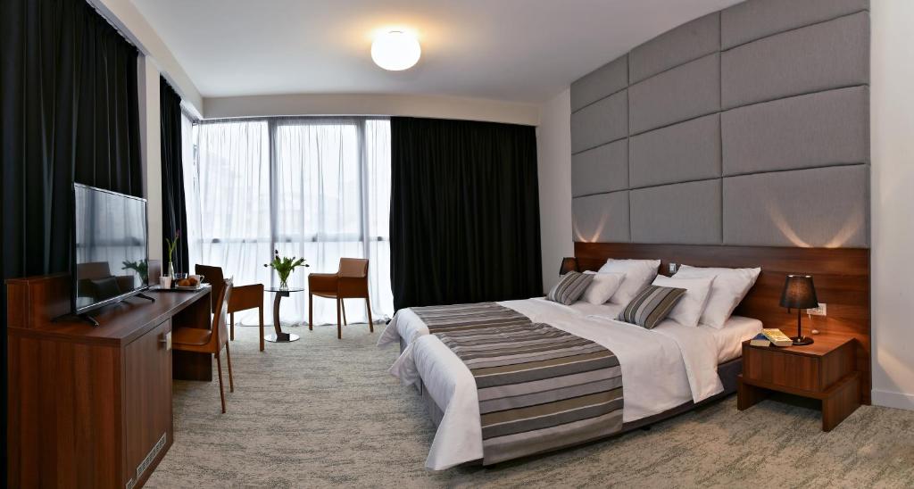 Двухместный (Улучшенный двухместный номер с 1 кроватью или 2 отдельными кроватями, вид на город) отеля Priska Med Luxury Rooms, Сплит