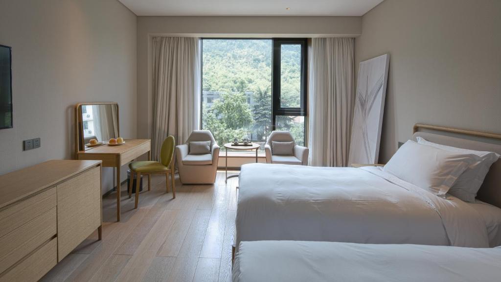 Двухместный (Двухместный номер с 2 отдельными кроватями и видом на холм) отеля The Nook Hotel Hangzhou, Ханчжоу