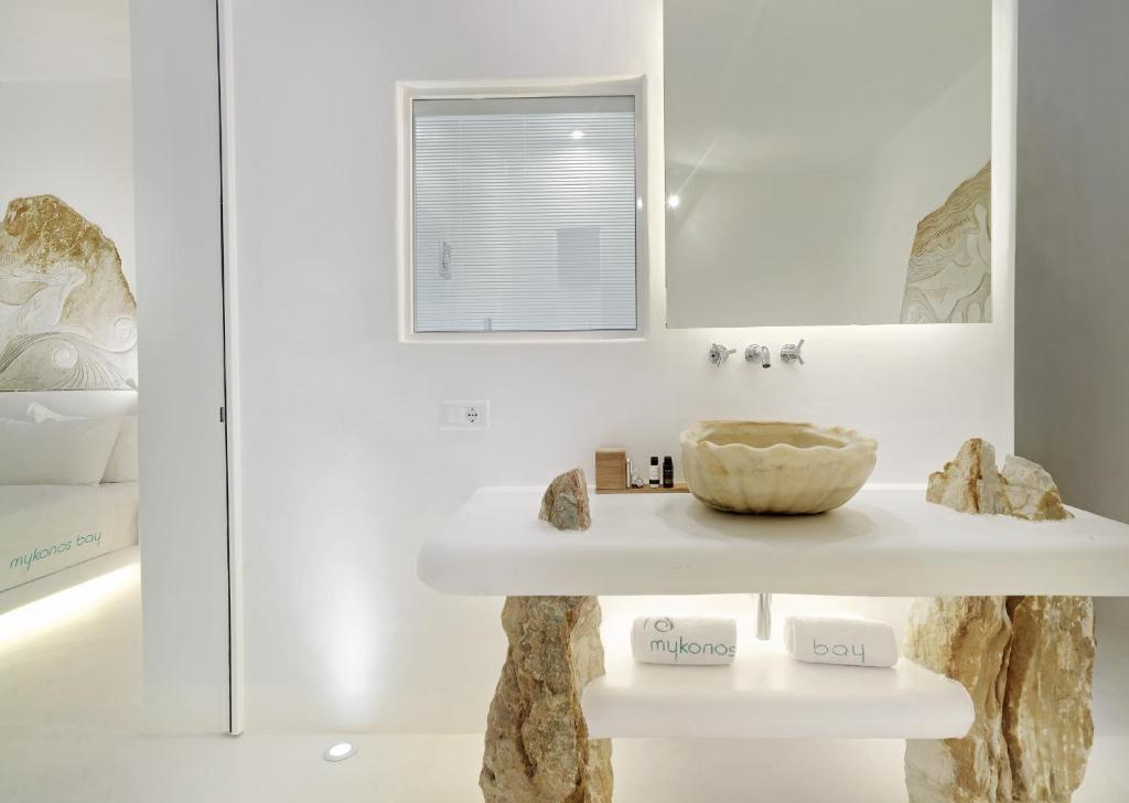 Семейный (Улучшенный люкс с 2 спальнями и гидромассажной ванной на открытом воздухе, вид на море) отеля Mykonos Bay Hotel, Миконос