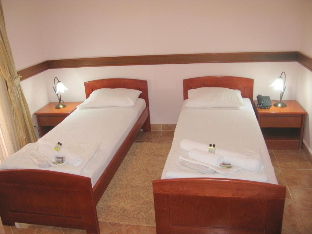 Двухместный (Двухместный номер с 2 отдельными кроватями, балконом и видом на город), Garni Hotel Koral