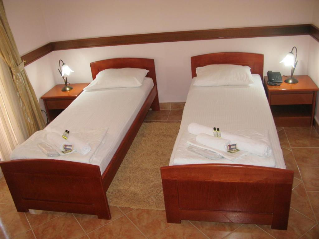 Двухместный (Двухместный номер с 2 отдельными кроватями, балконом и видом на город), Garni Hotel Koral