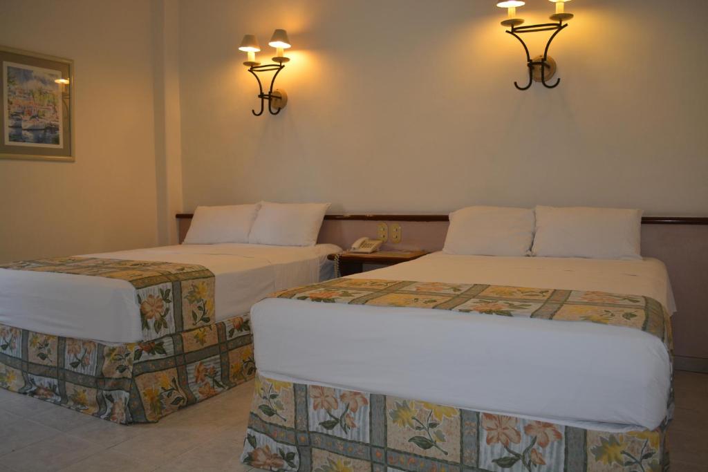 Двухместный (Двухместный номер с 2 двуспальными кроватями) отеля Hotel Ruiz Milán, Веракрус