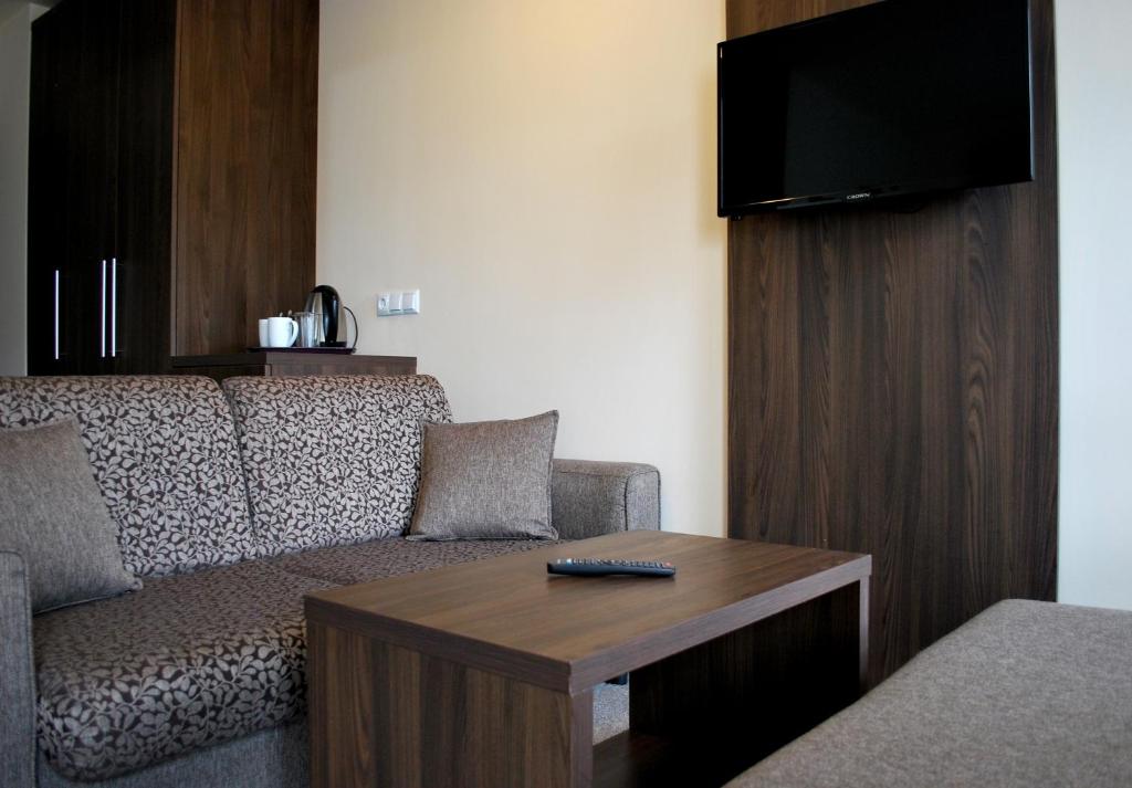 Двухместный (Двухместный номер Делюкс с 1 кроватью и балконом (для 2 взрослых и 1 ребенка)), Zara Hotel